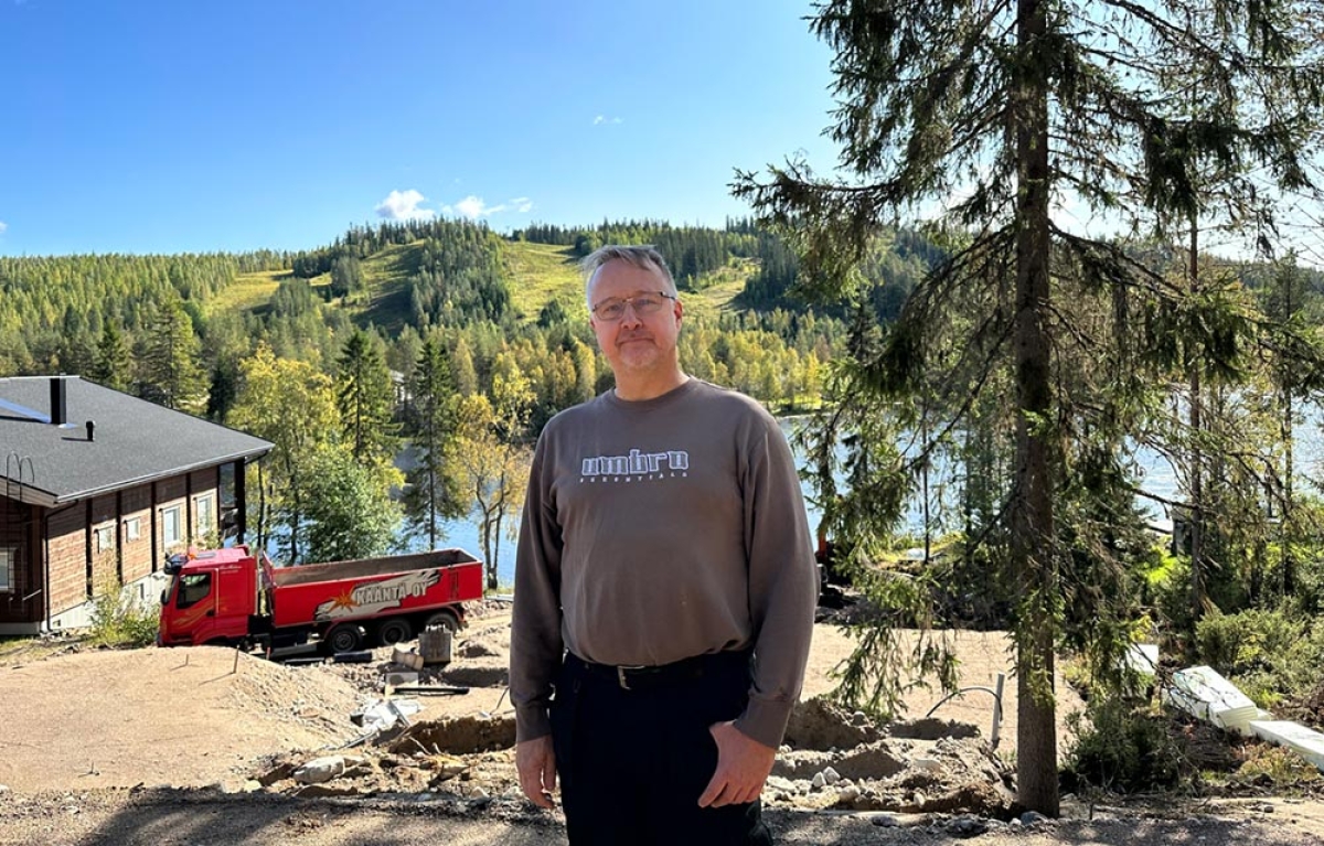 Mika ja Maria Aarinen rakentavat pientä mökkikylää Ukkohallaan